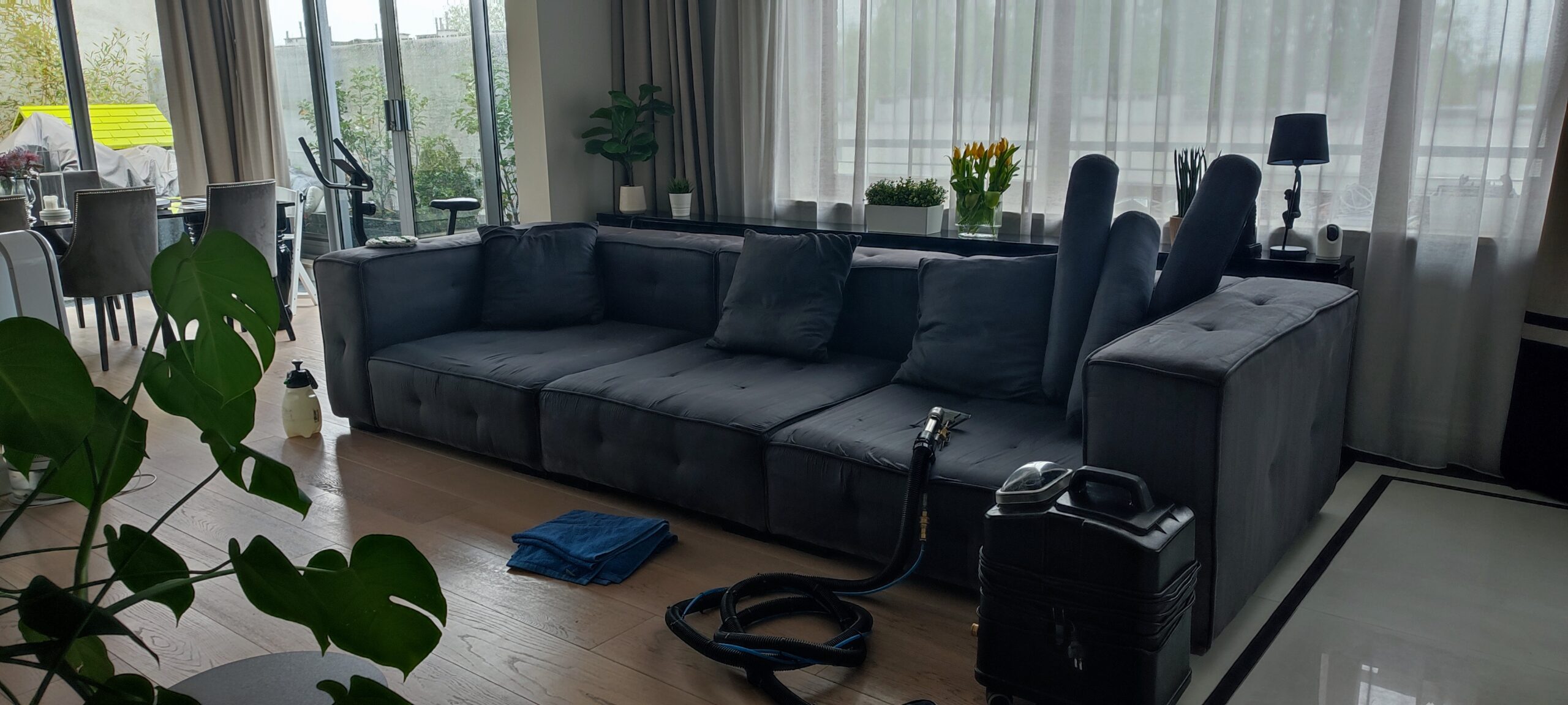 Pranie czarnego narożnika w pokoj