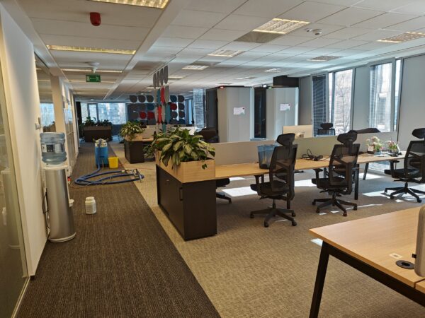 biurowy open space podczas sprzątania.