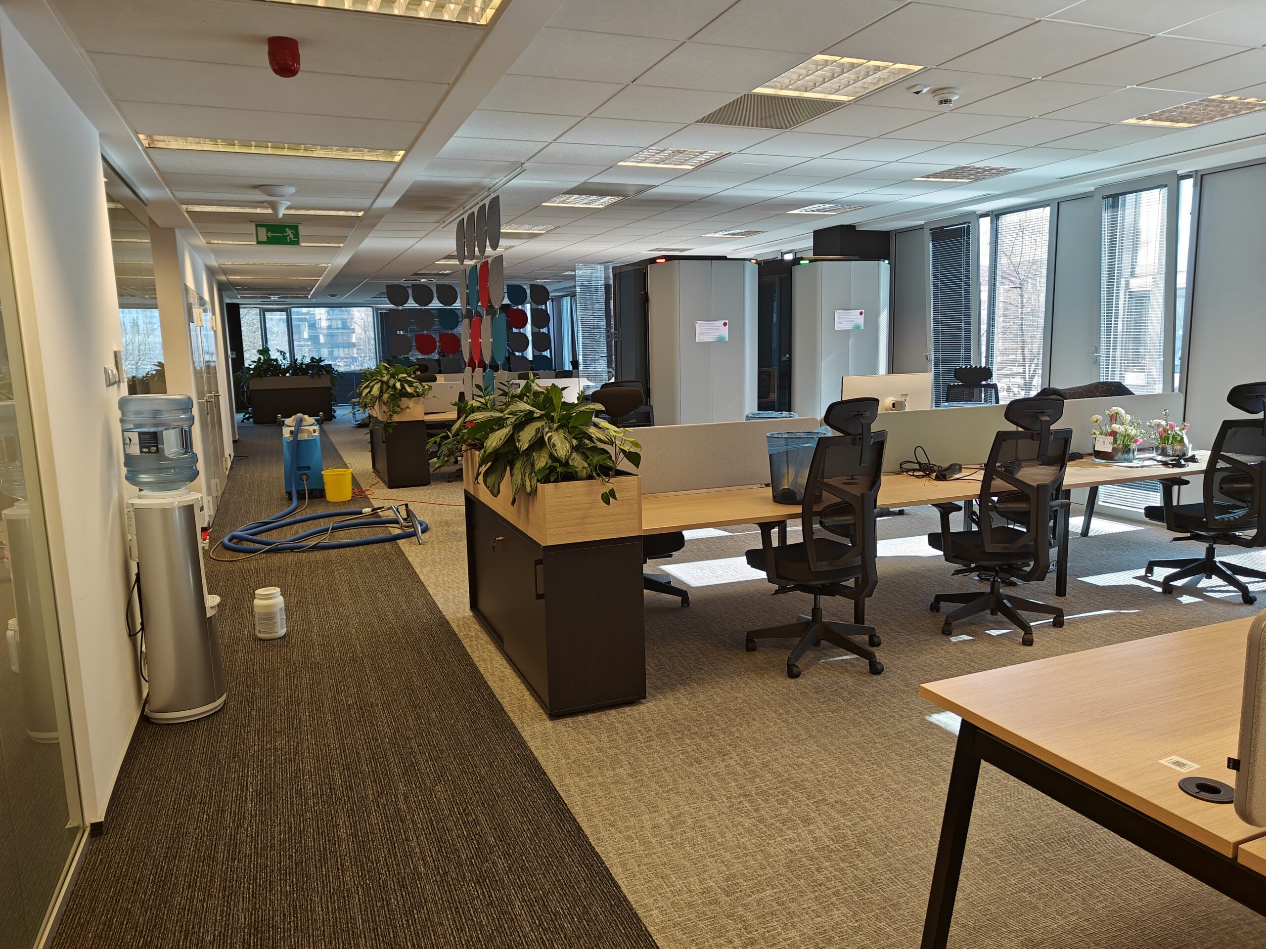 biurowy open space podczas sprzątania.