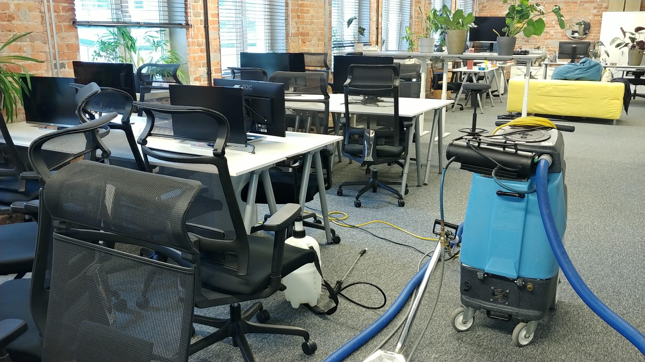 Biuro w Warszawie podczas sprzatania