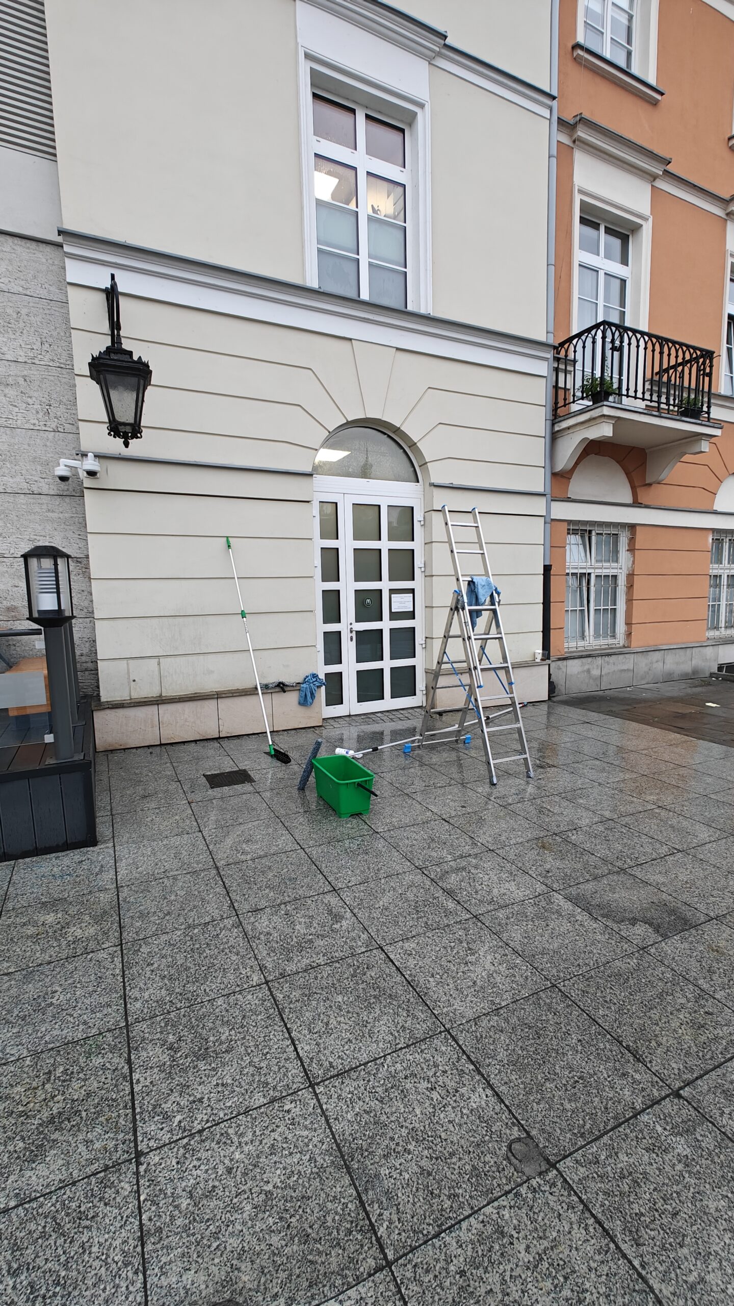 mycie fasady budynku i okien z zewnątrz