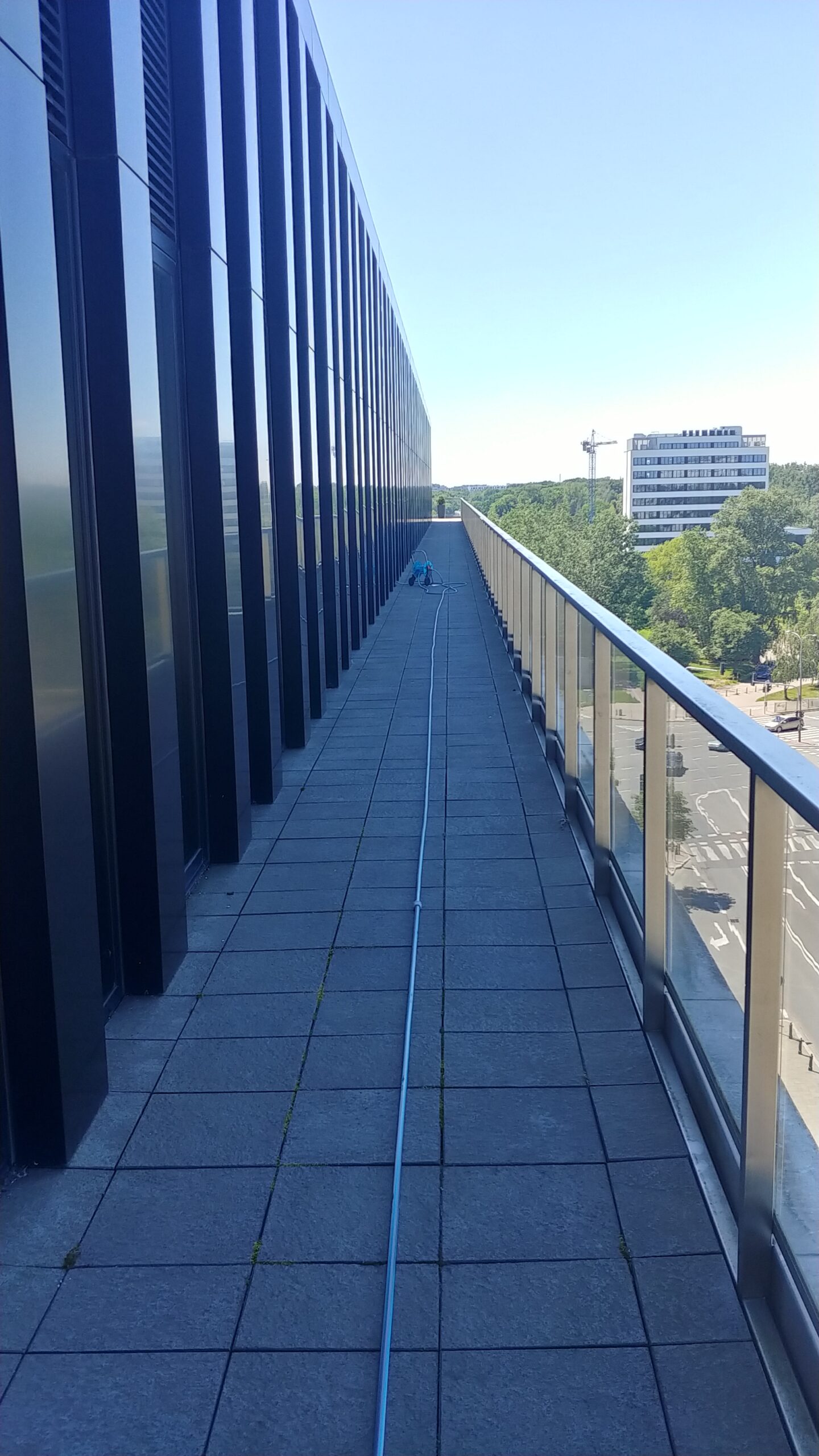 mycie okien i tarasu w biurowcu