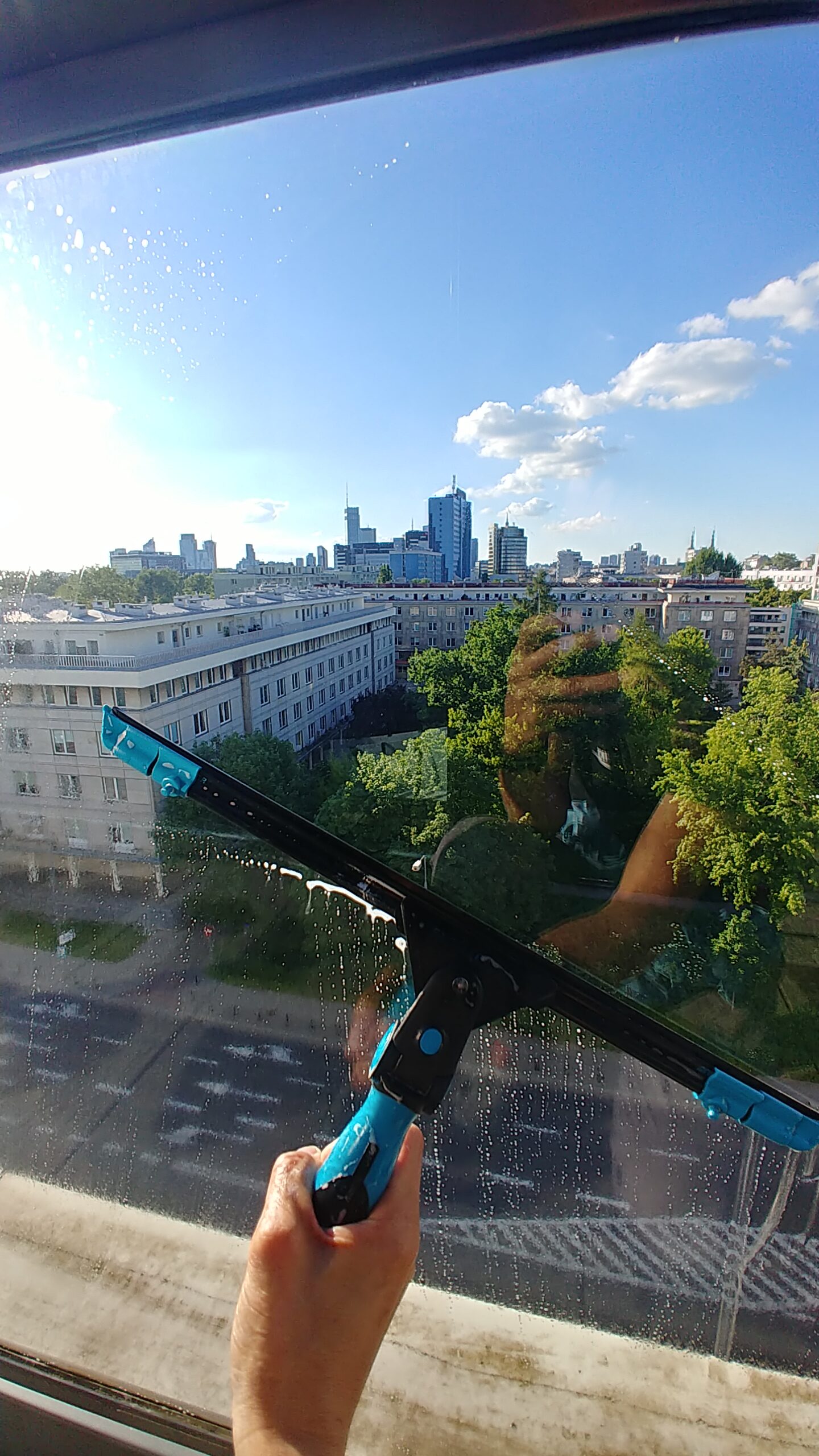 mycie okna biurowego ręczną myjką