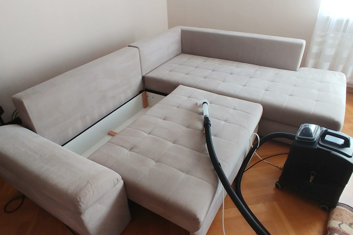 Pranie tapicerki meblowej szarego narożnika w pokoju