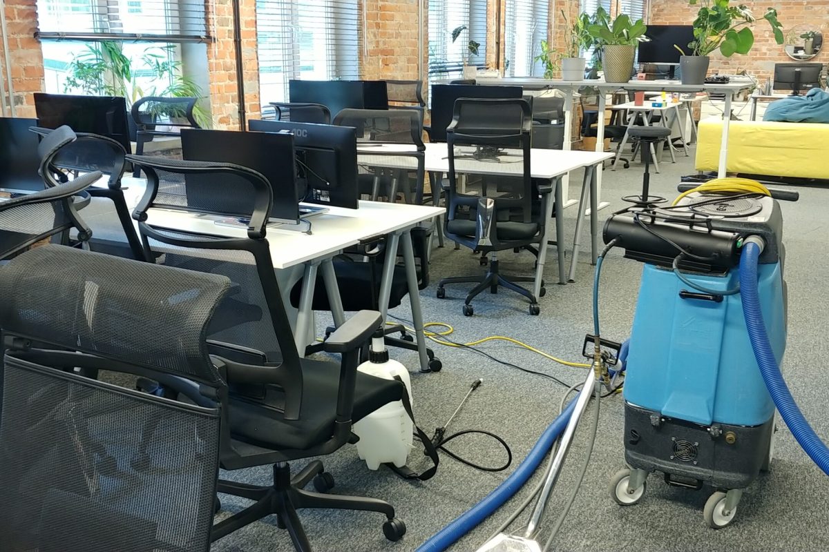 Biuro w Warszawie podczas sprzatania