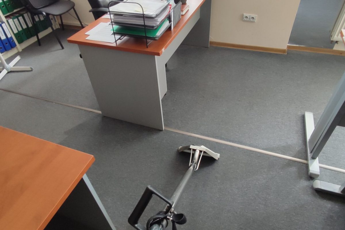 Czyszczenie wykładzin biurowych odkurzaczem piorącym