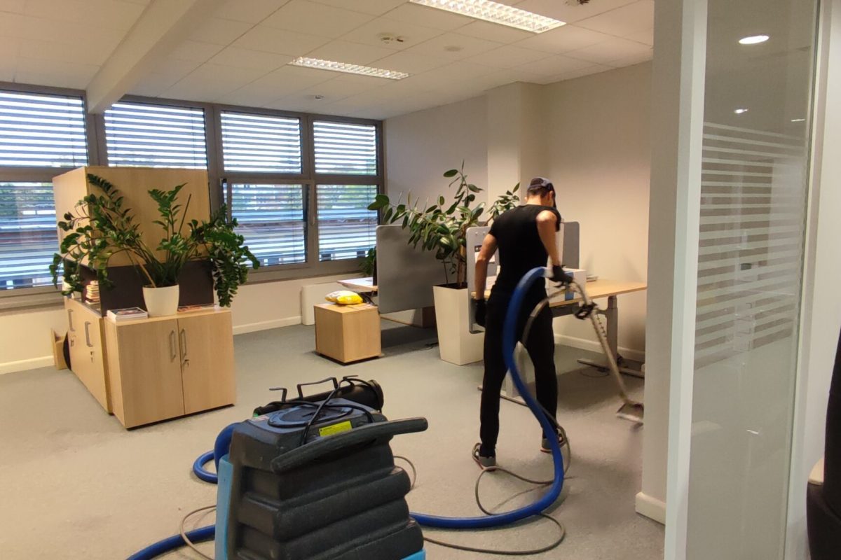 pranie wykładzin syntetycznych w biurze