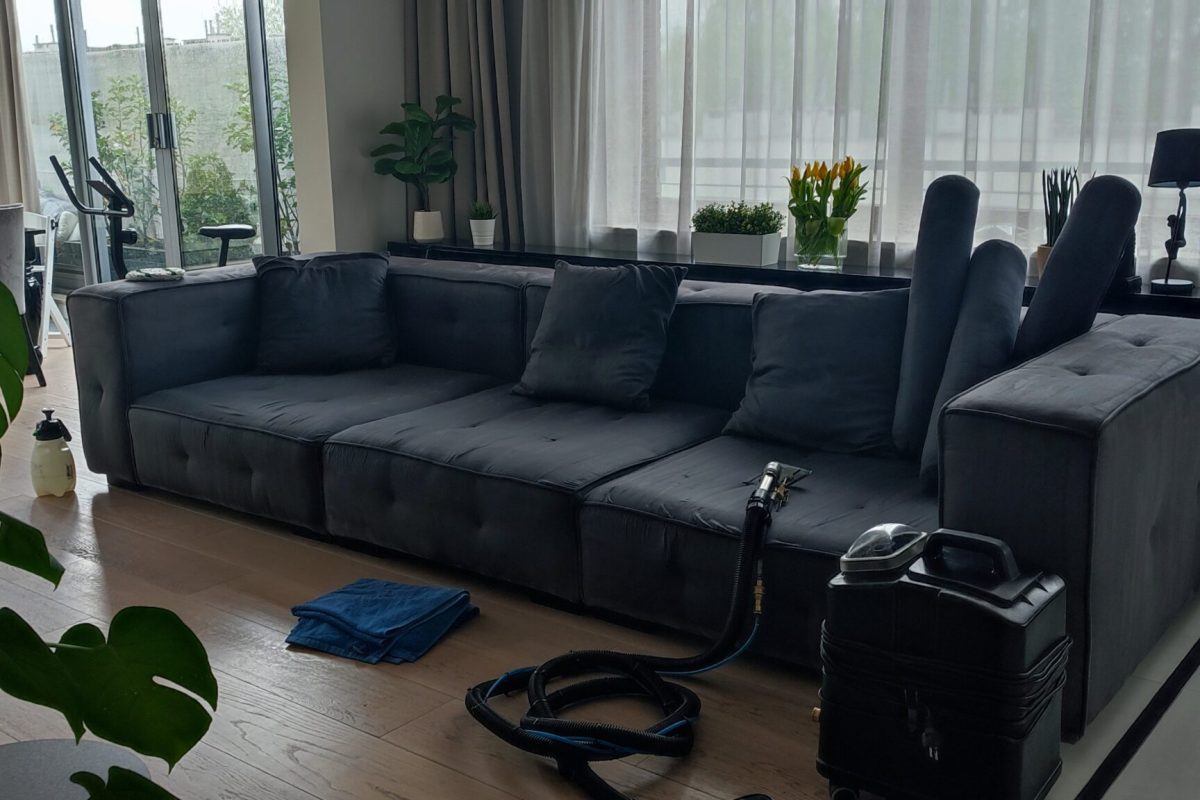 Pranie czarnego narożnika w pokoj