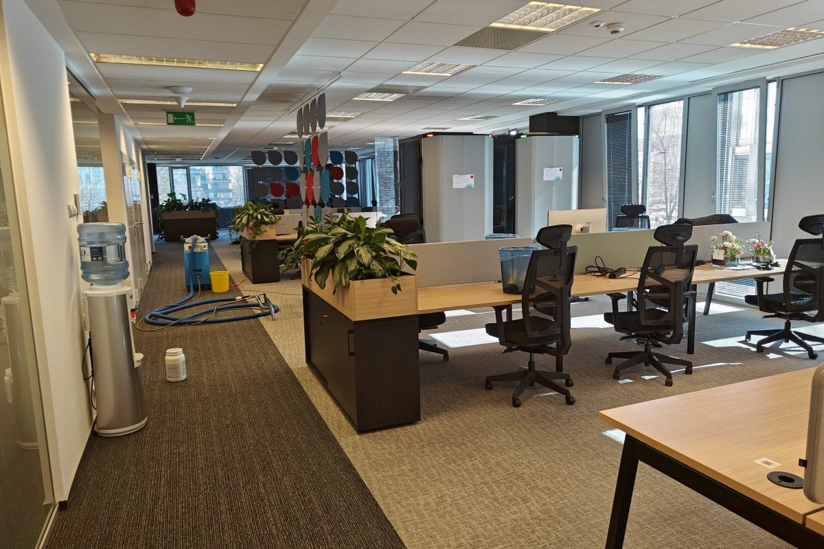 biurowy open space podczas sprzątania.