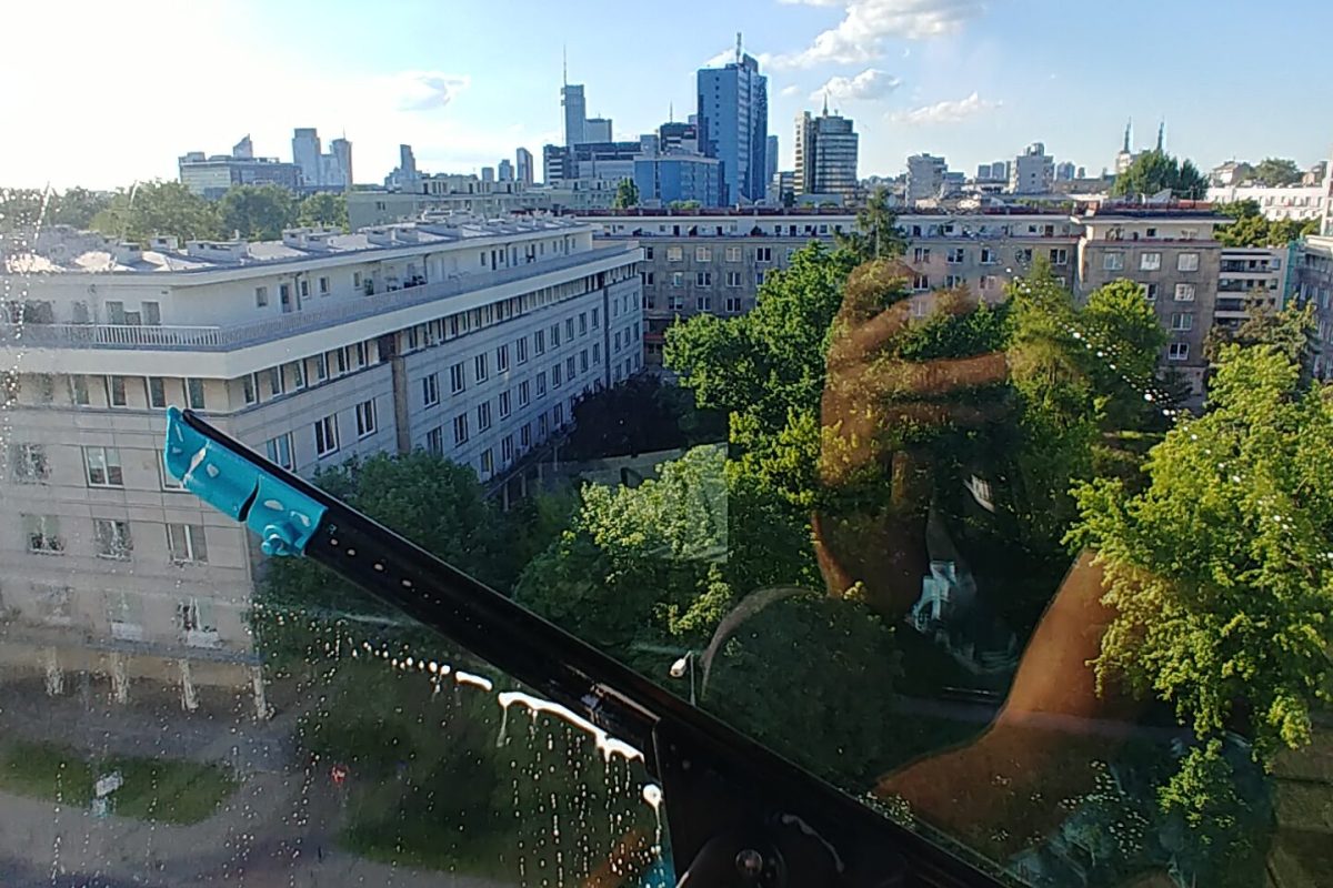 mycie okna biurowego ręczną myjką